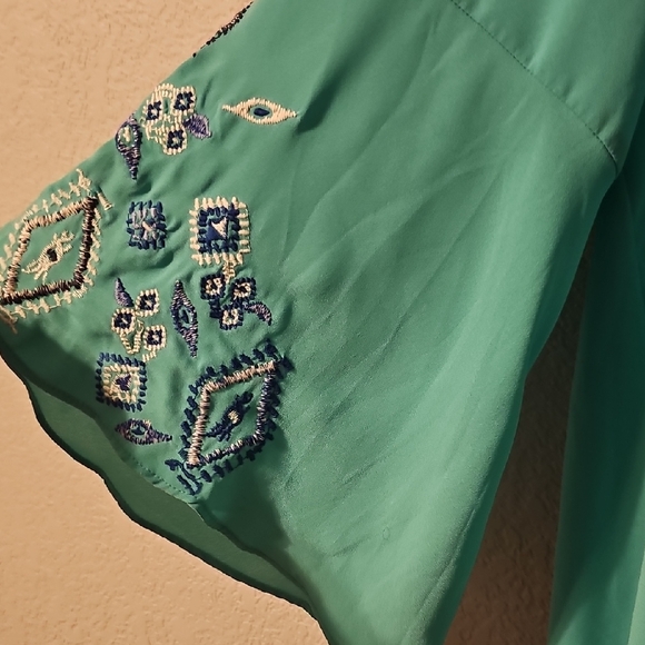📢5 For $20 Blue and Green Bell Sleeve Blouse with Asymmetrical Hem - Picture 5 of 5